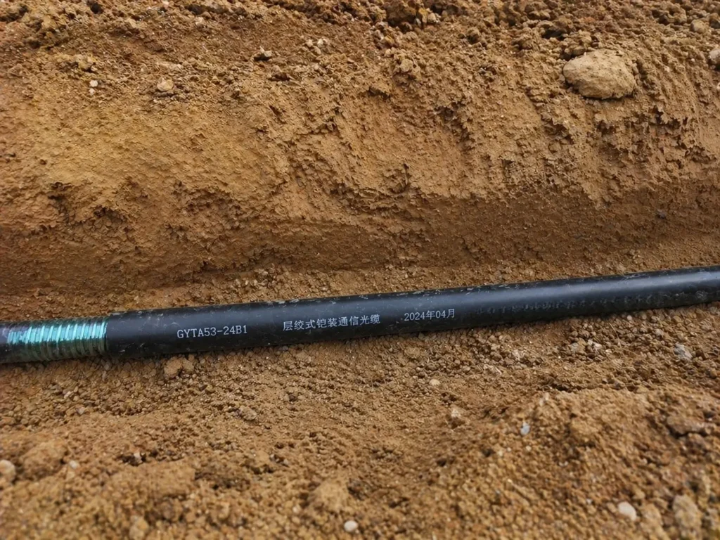 cable de fibra óptica blindado tendido directamente en la zanja antes del relleno