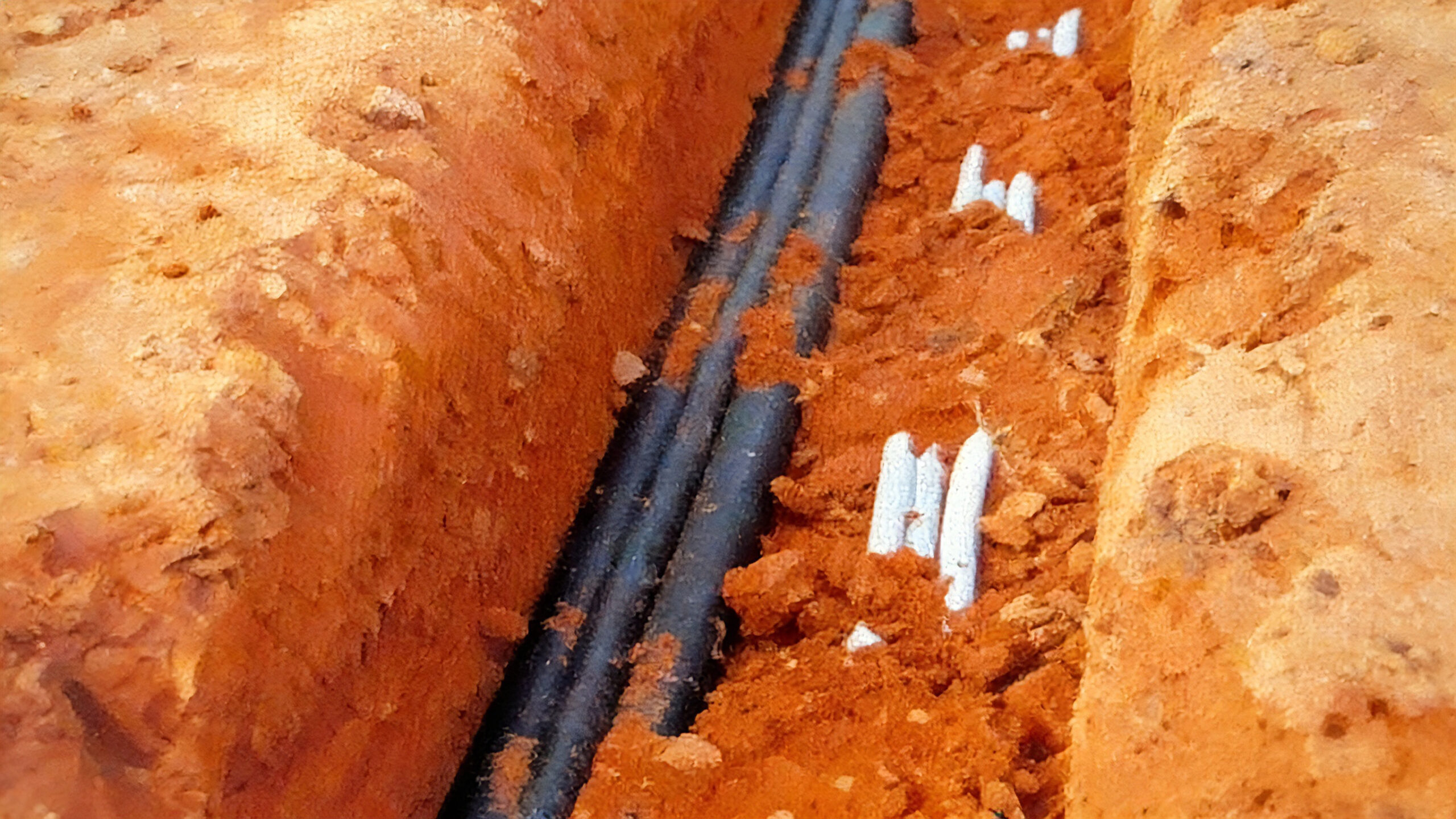 a qué profundidad debe enterrarse el cable de fibra óptica