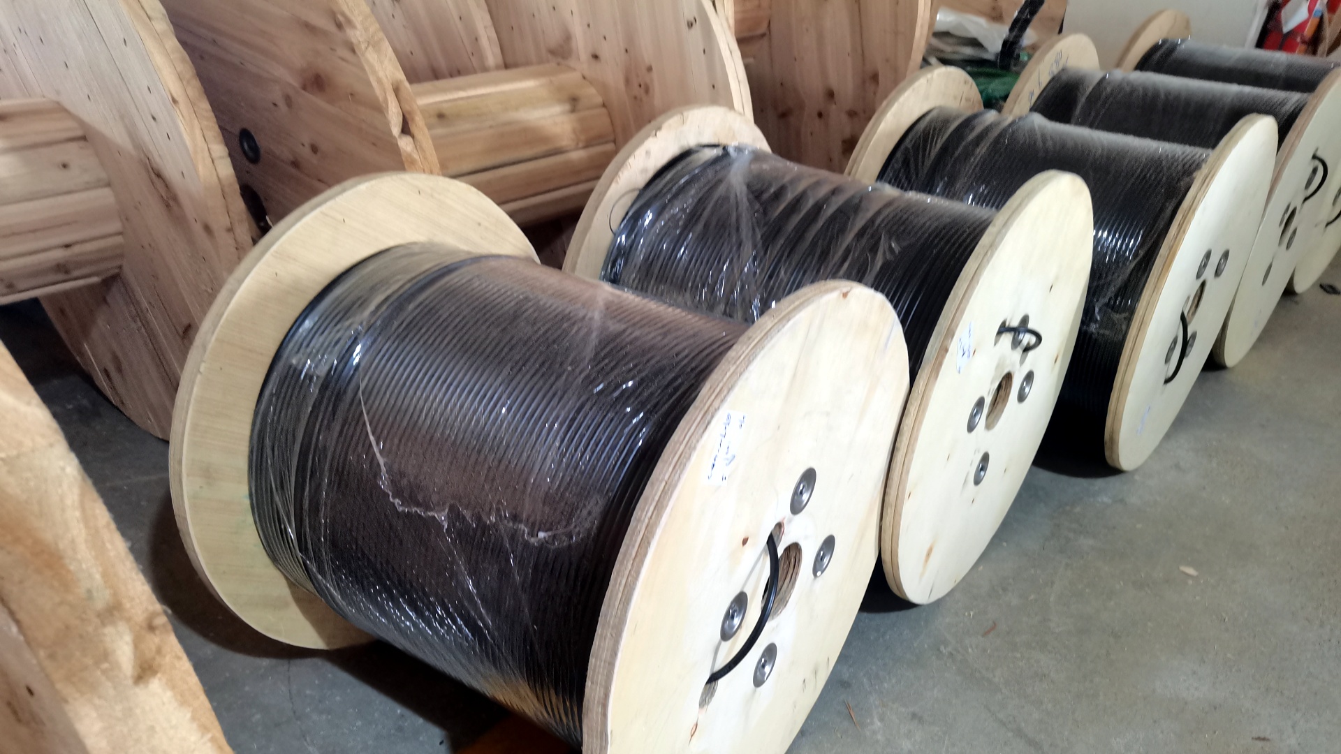 qué es el cable de fibra óptica blindado con cinta de acero