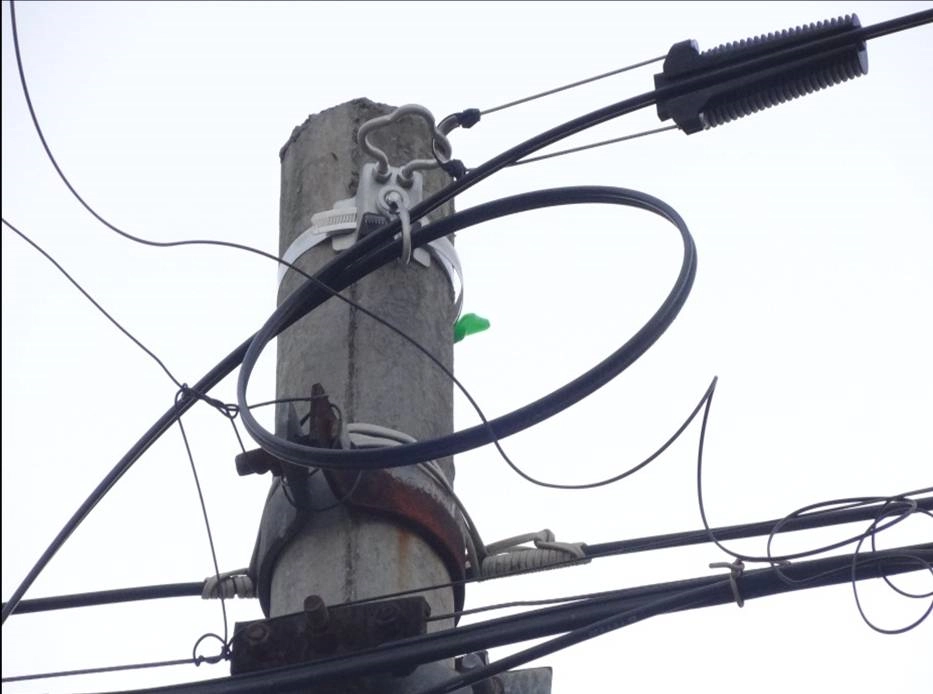 Instalación de cable aéreo de fibra óptica de figura 8 en poste (copia)