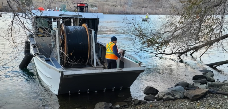 instalación típica de cable submarino de fibra óptica en proyectos de cruces de ríos